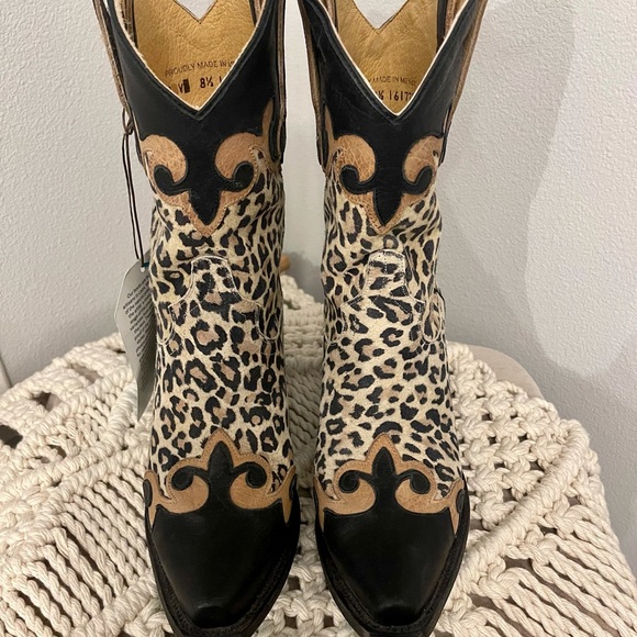 Boots - Picture 3 of 7